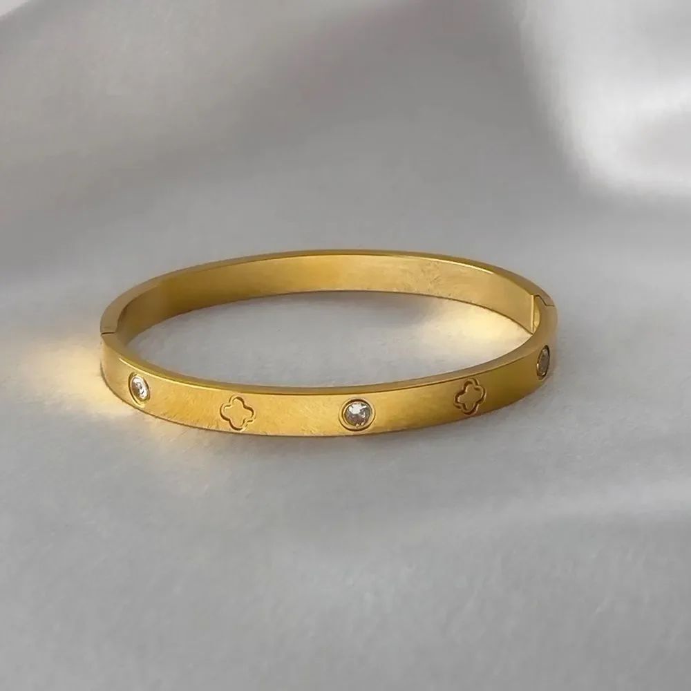 Diamond bangle Q466